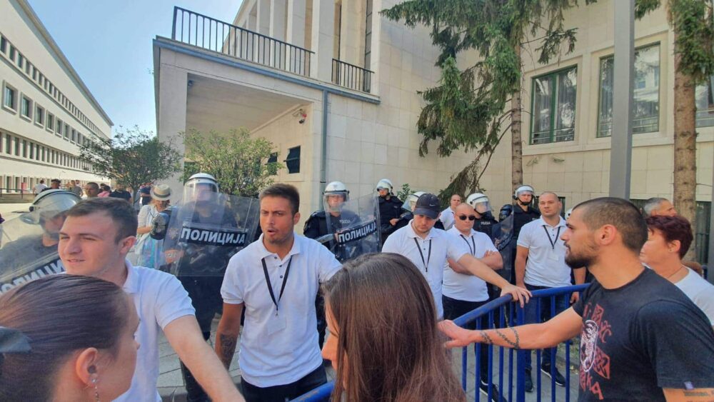 "Od građana prave nasilnike, od batinaša žrtve": Ekološki front Novi Sad posle saslušanja Novosađanina kome su klečali na vratu 2