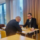Vučić igra šah dok čeka kraj sastanka predstavnika EU sa delegacijom Prištine 2