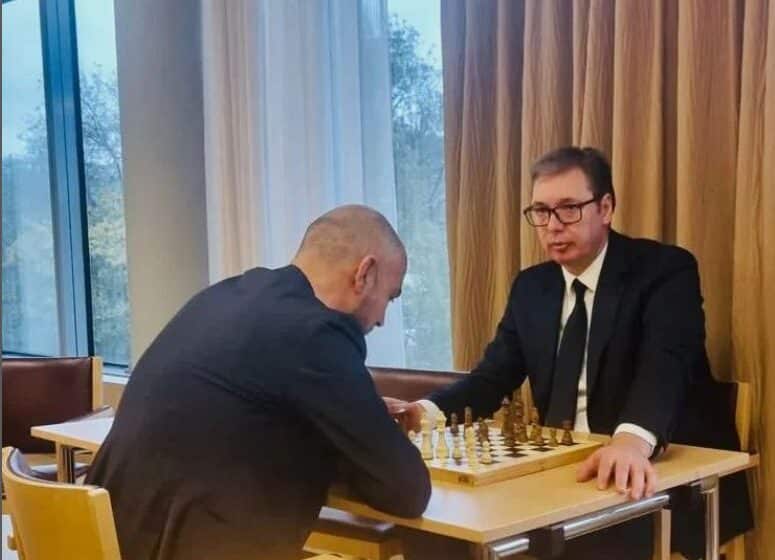 Vučić igra šah dok čeka kraj sastanka predstavnika EU sa delegacijom Prištine 1