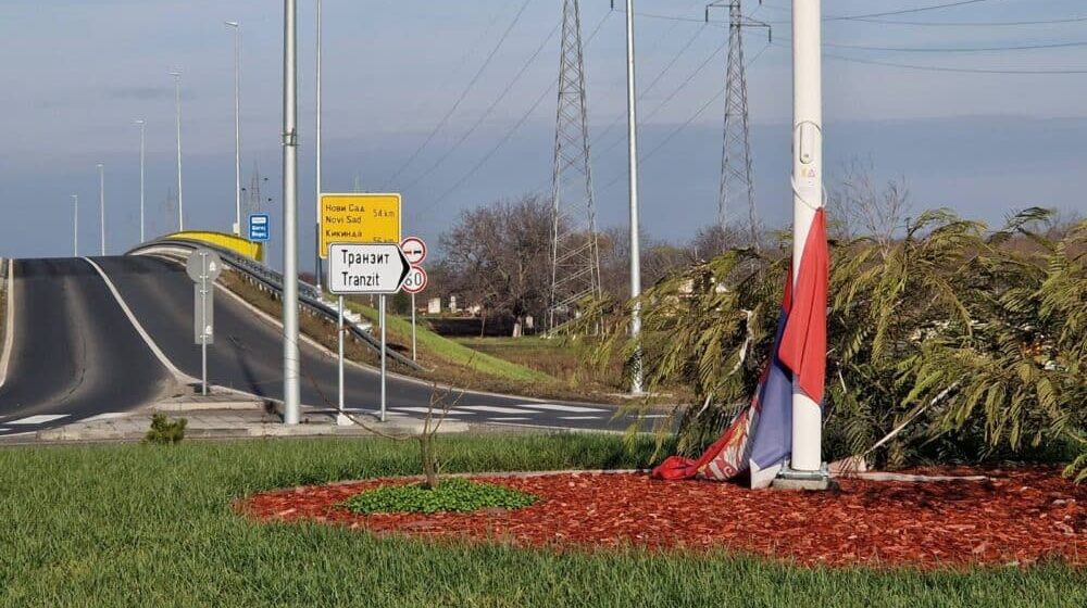 Zgužvane zastave u Zrenjaninu su nebriga i kršenje zakona, upozorila LSV 1
