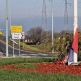 Zgužvane zastave u Zrenjaninu su nebriga i kršenje zakona, upozorila LSV 16