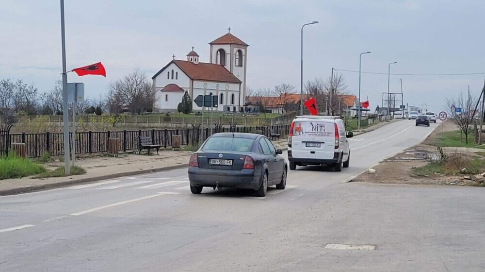 Kancelarija za KiM: Isticanje albanskih zastava u Klokotu pokušaj zastrašivanja srpskog naroda 1