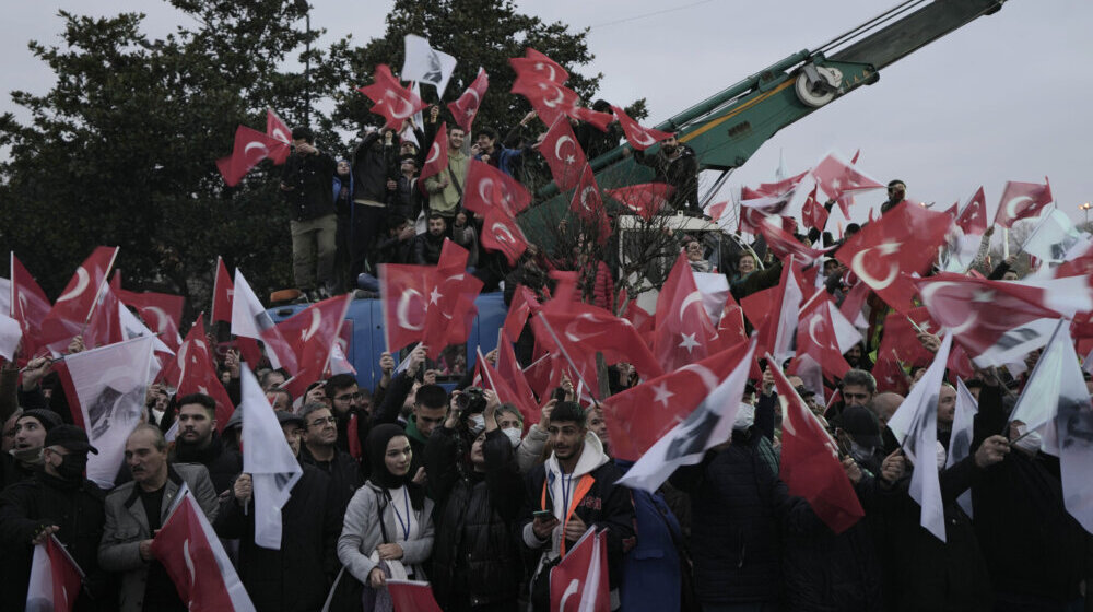Više hiljada ljudi na protestu u Istanbulu zbog presude gradonačelniku 1
