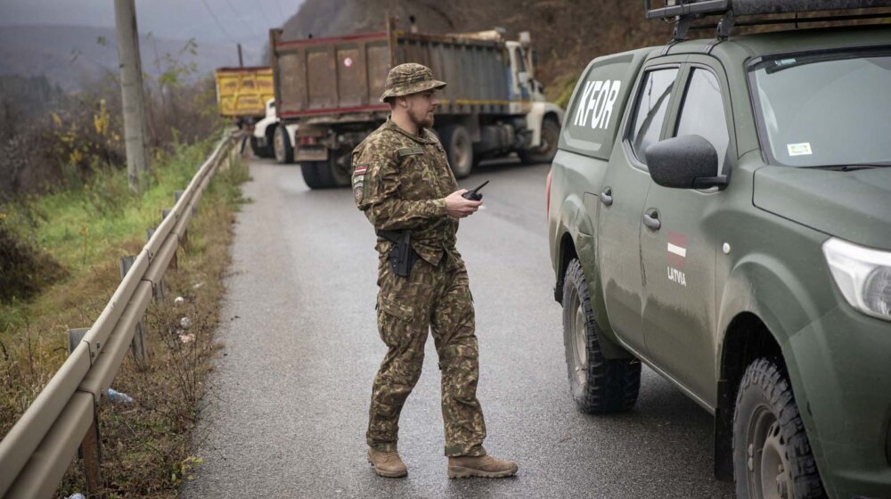 Kfor: Pažljivo pratimo situaciju na severu Kosova, sve strane da doprinesu bezbednosti 1