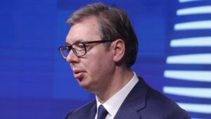 Među 103 poslanika u Evropskom parlamentu koji su glasali protiv Rezolucije o Srbiji najviše ih je iz redova grupe Patriote za Evropu, čije jezgro čini francusko Nacionalno okupljanje i mađarski Fides Viktora Orbana, a tu su, između ostalog, i španski Voks i Slobodarska stranka Austrije.