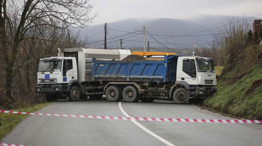 Srbi na severu Kosova na barikadama 17. dan, Kfor potvrdio da je sinoć bilo pucnjave u Zubinom Potoku 1