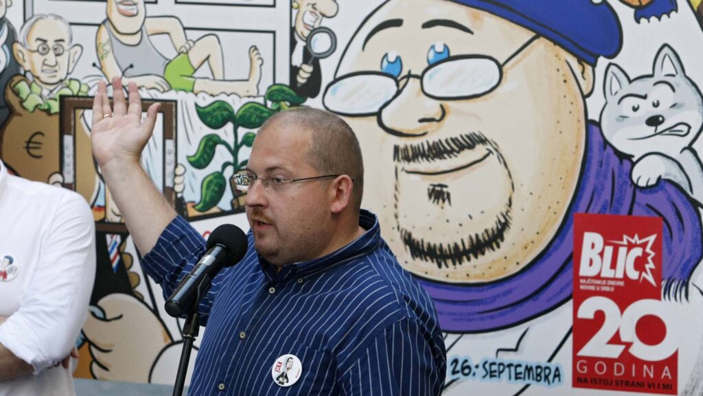 "Šta je sledeće nakon sendviča s parizerom - Toma Mona se kupa bebi šamponom u lajvu na Instagramu?" 4