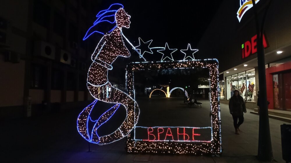 (FOTO) Novogodišnja rasveta u Vranju u skladu sa merama štednje Vlade 1
