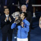 (FOTO) Australija na nogama: Stigao Novak Đoković, proterani teniski kralj Melburna 4