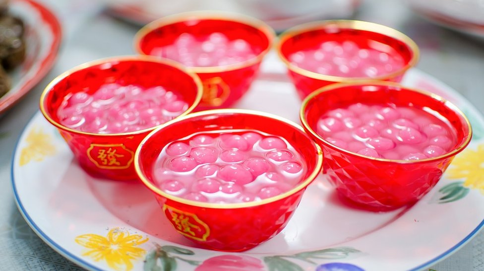 Zimska kratkodnevica: Kada je „najkraći dan u godini“, ko ga slavi i zašto 6 Small red bowls decorated with Chinese inscriptions, and full of brightly coloured tangyuan (sweet dumplings made of glutinous rice and served in syrup)