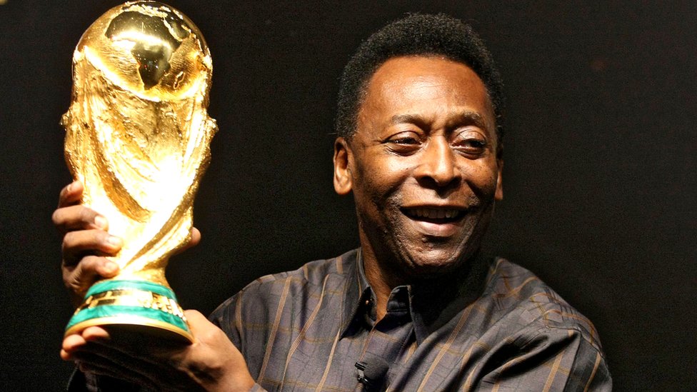 Pele: Kralj fudbala - uživao je u lopti kao dete, a imao je gracioznost odraslog čoveka 1 Pele holding aloft the World Cup