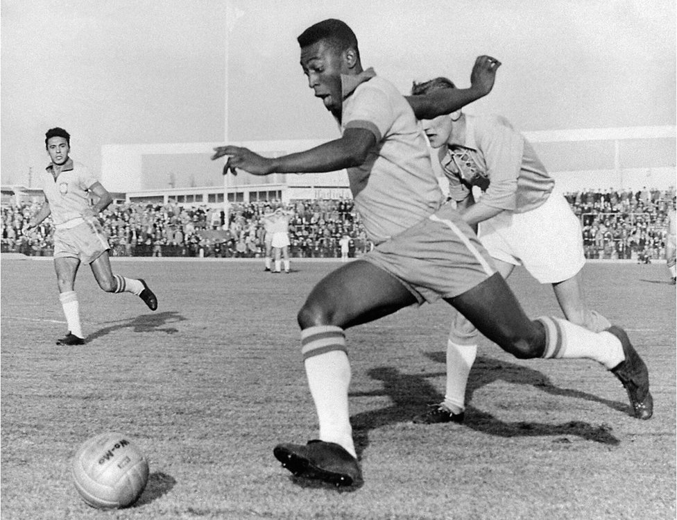 Pele: Kralj fudbala - uživao je u lopti kao dete, a imao je gracioznost odraslog čoveka 2 Pele playing for Brazil in 1960