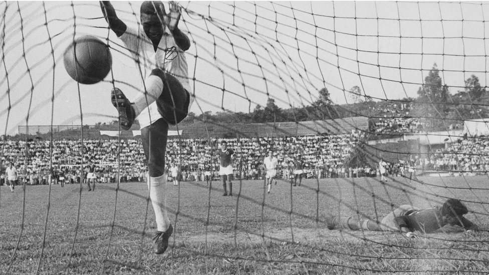 Pele: Kralj fudbala - uživao je u lopti kao dete, a imao je gracioznost odraslog čoveka 3 Young Pele