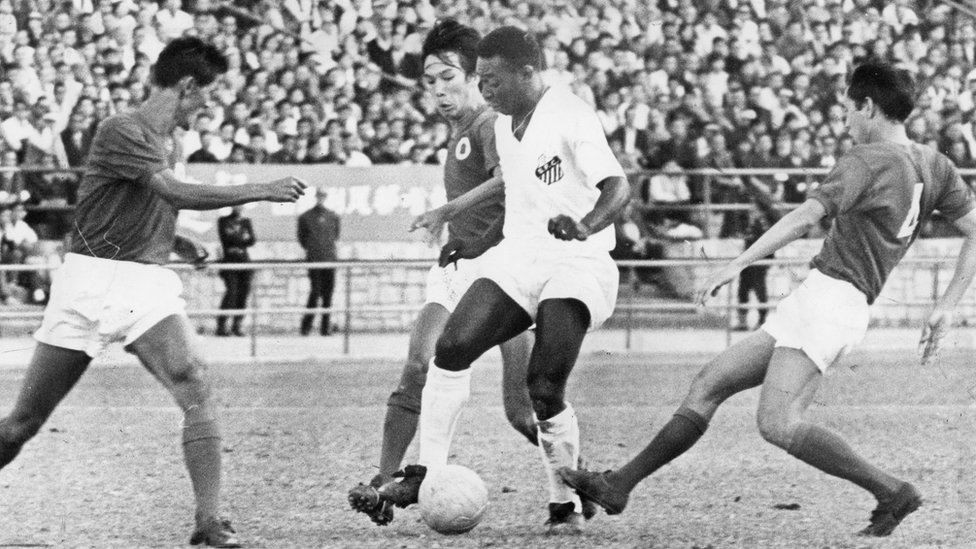 Pele: Kralj fudbala - uživao je u lopti kao dete, a imao je gracioznost odraslog čoveka 4 Pele playing for Santos FC