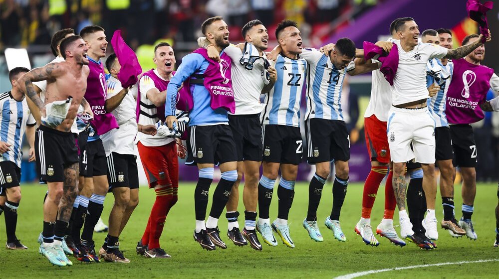 (VIDEO) "Dva sata loptanja, penal rulet, proslava titule pa video igrice": Dva argentinska fudbalera s džojsticima dočekali prvo šampionsko jutro 1