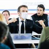 Zbog novog talasa kovida u Francuskoj Makron ponovo nosi masku 2