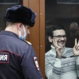 (VIDEO) Ruski opozicionar Ilja Jašin osuđen na osam i po godina zatvora zbog "laži" o vojsci: Šta se dešavalo u sudnici posle presude 3