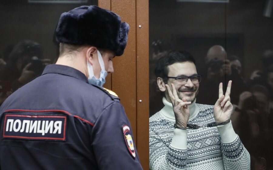 (VIDEO) Ruski opozicionar Ilja Jašin osuđen na osam i po godina zatvora zbog "laži" o vojsci: Šta se dešavalo u sudnici posle presude 1