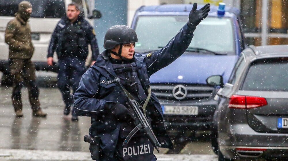 Okončana talačka kriza u Dresdenu: Ubio majku pa uzeo taoce 1