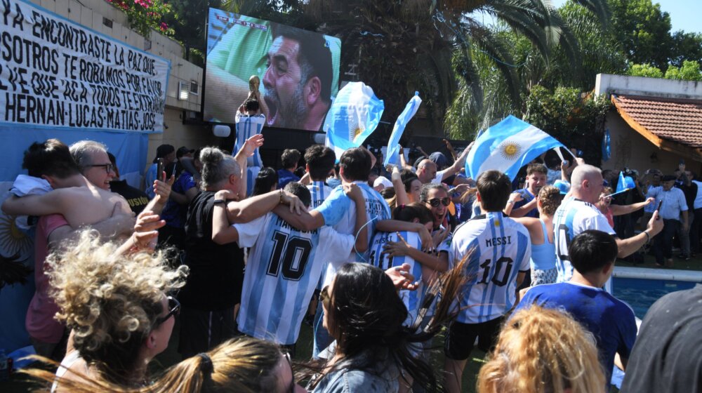 Protest navijača Argentine u Dohi 1
