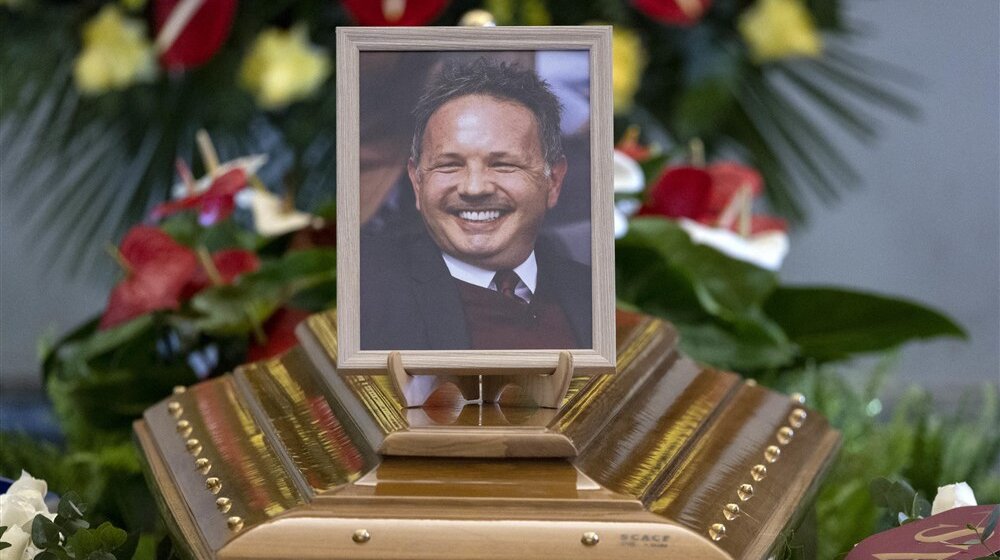 Sahranjen Siniša Mihajlović: Navijači bakljama, pesmama i aplauzom poslali poslednji pozdrav legendi fudbala (VIDEO) 1