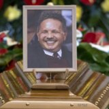 Sahranjen Siniša Mihajlović: Navijači bakljama, pesmama i aplauzom poslali poslednji pozdrav legendi fudbala (VIDEO) 10