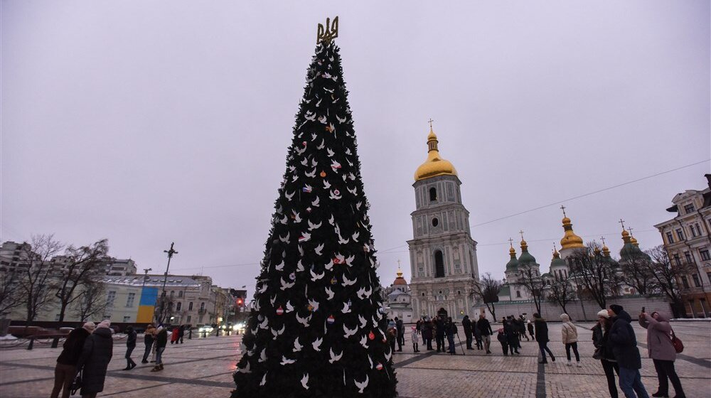 "Rusi neće ukrasti Božić": U Kijevu postavljena novogodišnja jelka 1
