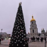 "Rusi neće ukrasti Božić": U Kijevu postavljena novogodišnja jelka 7