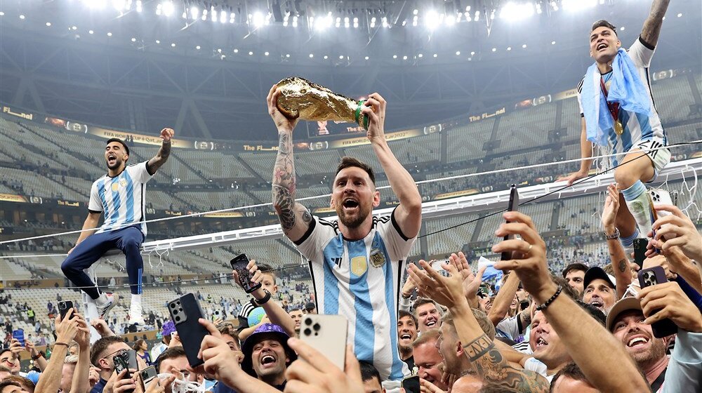 (VIDEO) Mesi u emotivnom zagrljaju kuvarice: Fudbalski genijalac ne gleda sa visine obične ljude 1