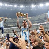 Kome je sve dozvoljeno da dodirne pehar šampiona sveta u fudbalu? 13