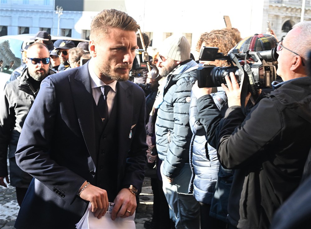 Sahranjen Siniša Mihajlović: Navijači bakljama, pesmama i aplauzom poslali poslednji pozdrav legendi fudbala (VIDEO) 3