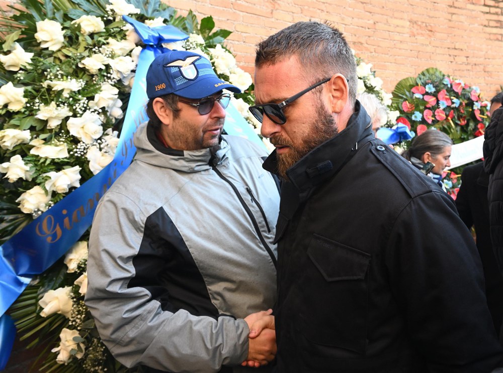 Sahranjen Siniša Mihajlović: Navijači bakljama, pesmama i aplauzom poslali poslednji pozdrav legendi fudbala (VIDEO) 2