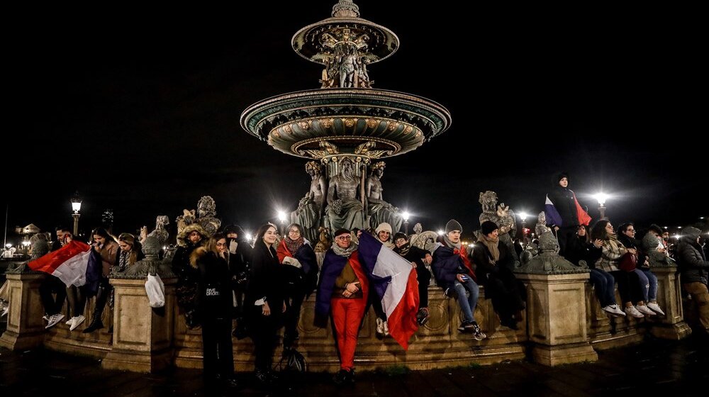 Hiljade navijača dočekalo u Parizu fudbalere Francuske (FOTO) 1