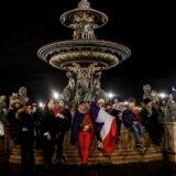 Hiljade navijača dočekalo u Parizu fudbalere Francuske (FOTO) 3