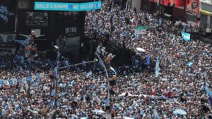 (FOTO) Argentina ne spava, ulična proslava titule svetskog prvaka u fudbalu još traje 4