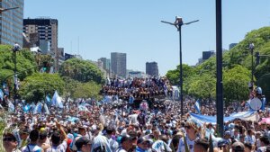 (FOTO) Argentina ne spava, ulična proslava titule svetskog prvaka u fudbalu još traje 3