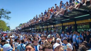 (FOTO) Argentina ne spava, ulična proslava titule svetskog prvaka u fudbalu još traje 6