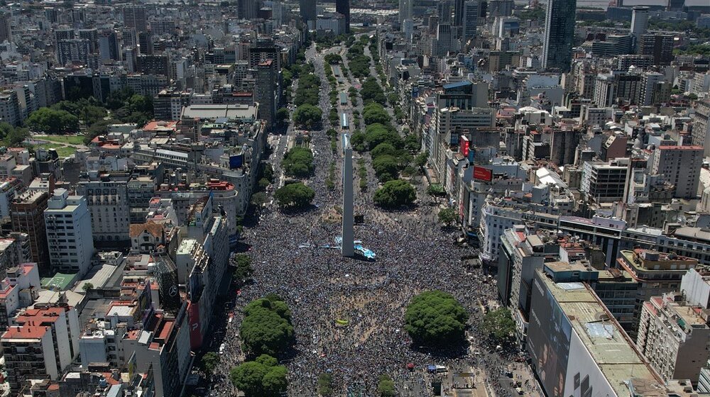 (VIDEO) Lude scene u Buenos Ajresu: Ljudi skaču sa mostova da bi upali među nove svetske prvake, jedan čovek povređen 1