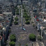 (VIDEO) Lude scene u Buenos Ajresu: Ljudi skaču sa mostova da bi upali među nove svetske prvake, jedan čovek povređen 12
