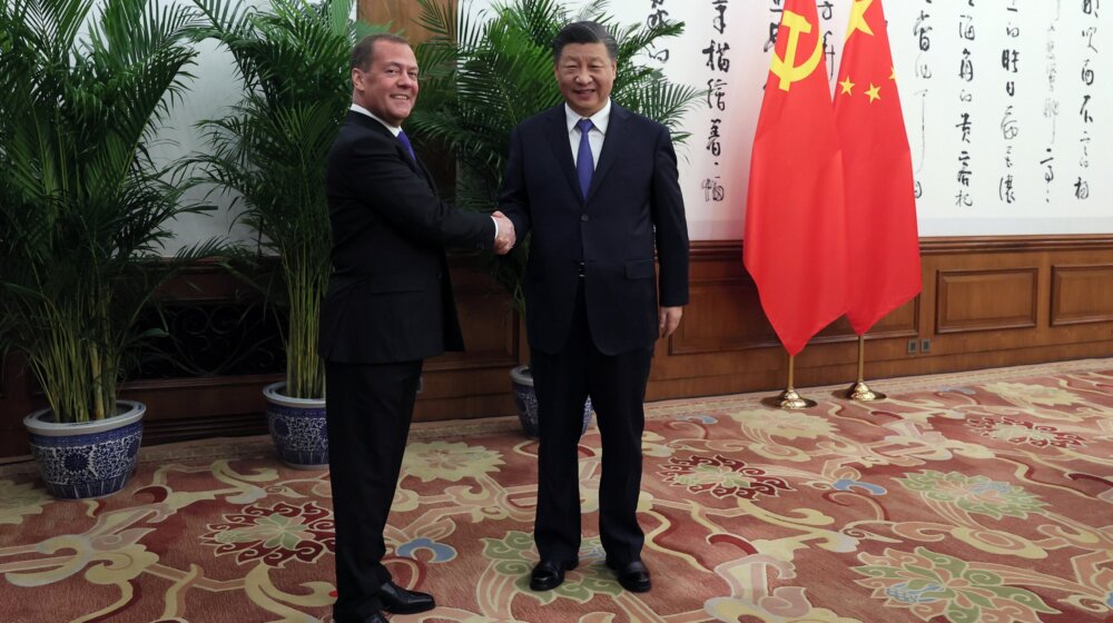 Bivši ruski predsednik u Pekingu: Medvedev i Si razgovarali o Ukrajini i saradnji vladajućih partija Rusije i Kine 1