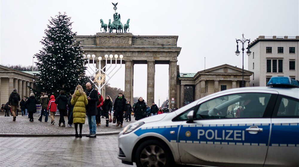 Ekološki aktivisti odsekli vrh božićne jelke postavljene ispred Branderbuške kapije 1