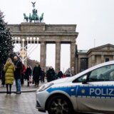Ekološki aktivisti odsekli vrh božićne jelke postavljene ispred Branderbuške kapije 14