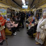 Božić širom Ukrajine simbolično obeležen: Umesto za proslave, Ukrajinci novac poslali vojnicima na frontu 6