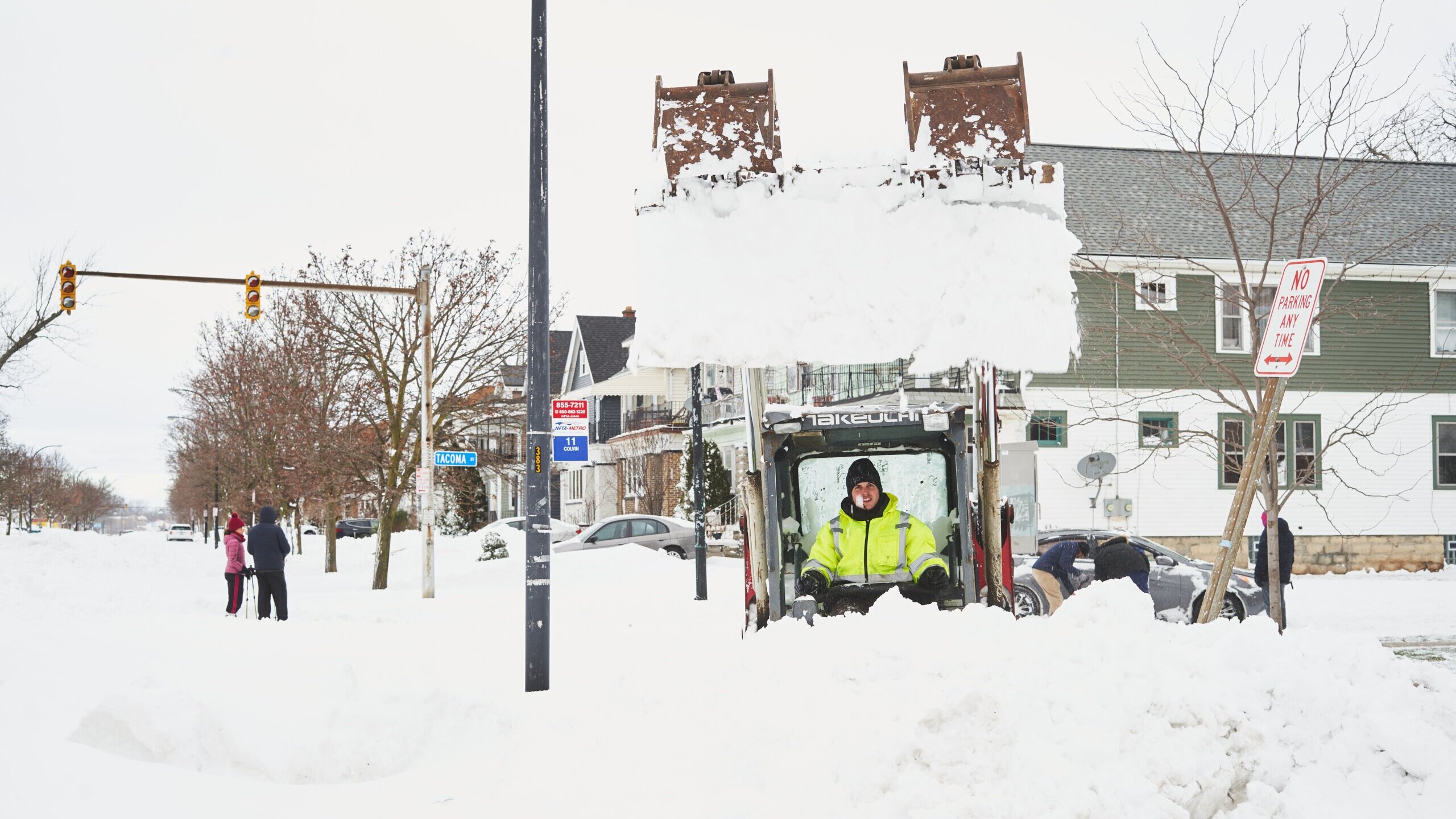 Najmanje 37 poginulih u snežnoj oluji u SAD, stotine hiljada ostalo bez struje: „To je kriza epskih razmer 3 Najmanje 37 poginulih u snežnoj oluji u SAD, stotine hiljada ostalo bez struje: „To je kriza epskih razmer 3