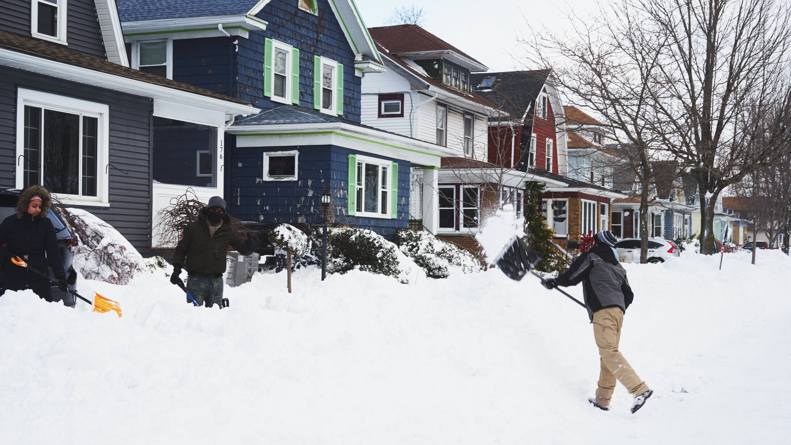 Najmanje 37 poginulih u snežnoj oluji u SAD, stotine hiljada ostalo bez struje: „To je kriza epskih razmer 2 Najmanje 37 poginulih u snežnoj oluji u SAD, stotine hiljada ostalo bez struje: „To je kriza epskih razmer 2