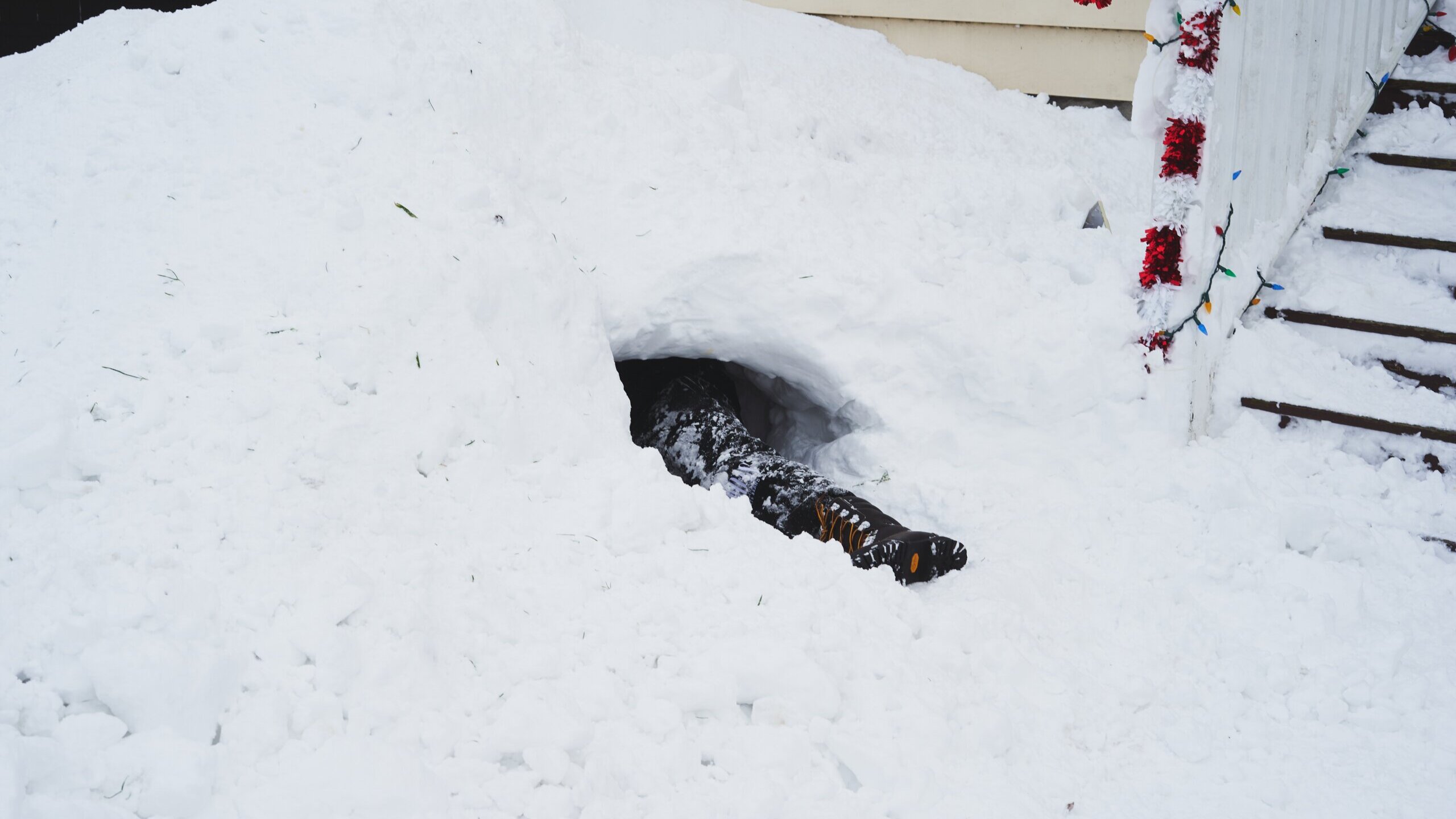Najmanje 37 poginulih u snežnoj oluji u SAD, stotine hiljada ostalo bez struje: „To je kriza epskih razmer 4 Najmanje 37 poginulih u snežnoj oluji u SAD, stotine hiljada ostalo bez struje: „To je kriza epskih razmer 4