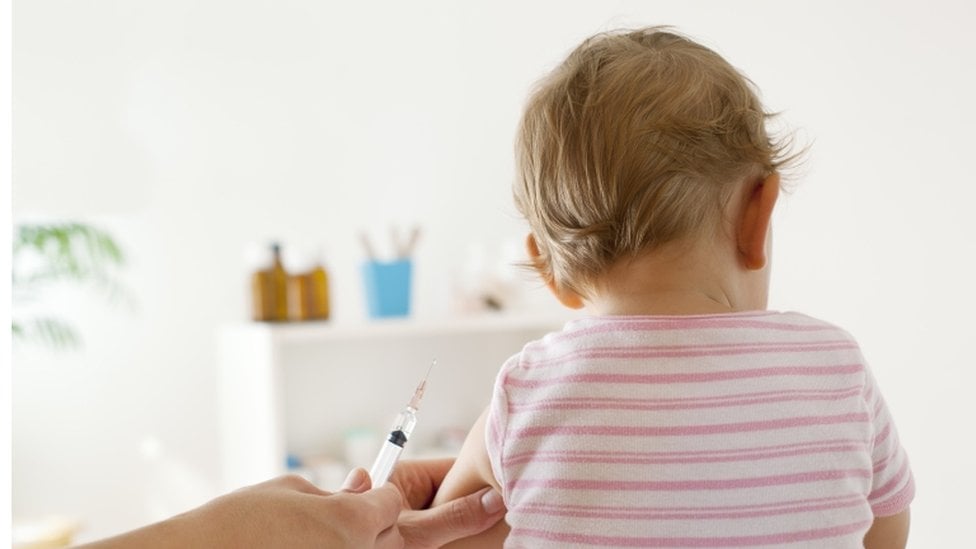 Devojčica prima vakcinu