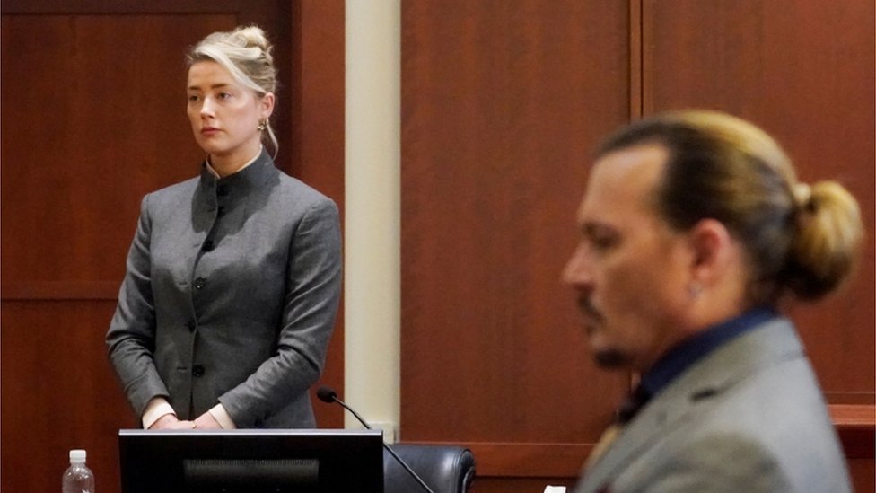 Holivud i poznati: Amber Herd pristala da se nagodi sa Džoni Depom oko presude za klevetu 1 Johnny Depp looks on as Amber Heard takes the stand