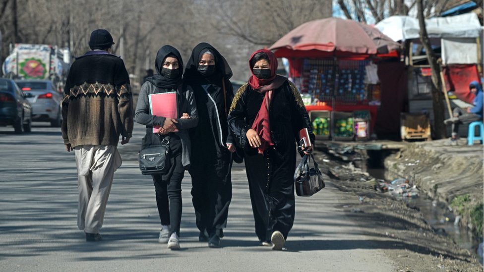 Avganistan, ljudska prava i obrazovanje: Talibani zatvorili vrata univerziteta za žene 1 Students walk along a street near the Kabul University after it was reopened in Kabul on February 26, 2022. (Photo by Ahmad SAHEL ARMAN / AFP)