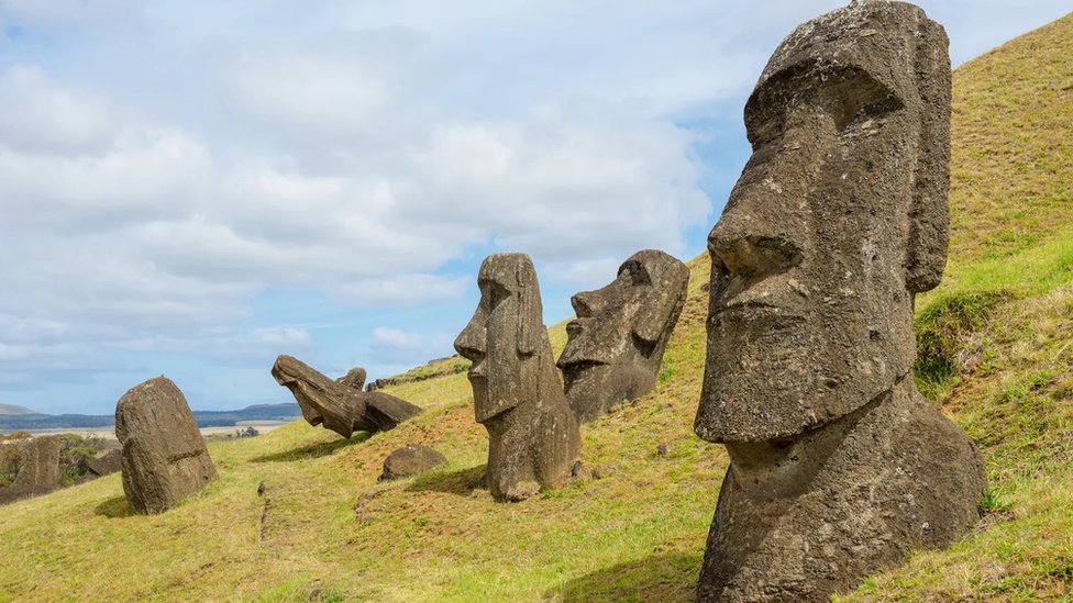 Najveći broj moaija je bio napravljen u Rano Rarakuu, iščezlom vulkanskom krateru koji je bio i primarno nalazište kamena